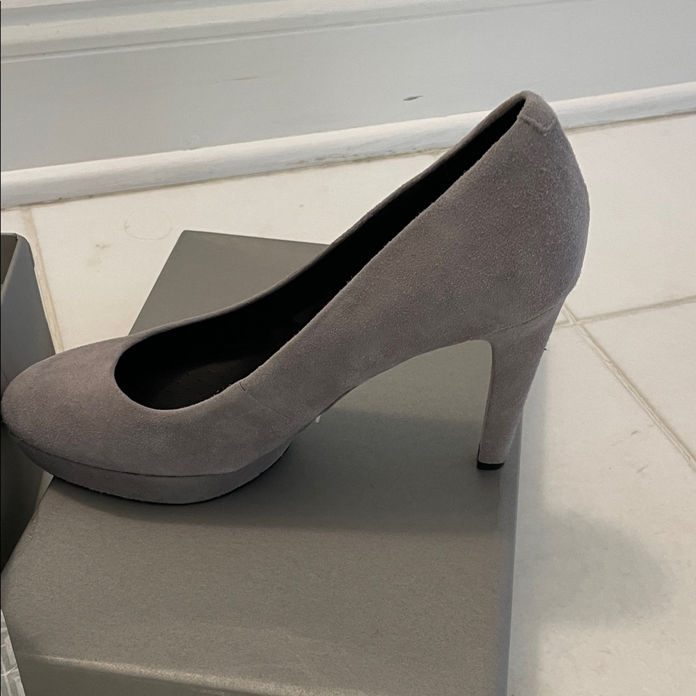 Rockport Gray Suede Pumps
